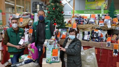 Futterspenden für Tierheim füllen rund 15 Einkaufswagen - Mitarbeiter Manuel Thieme und Filialleiter André Schlögl übergeben die Spenden an Karin Junold (von links). 