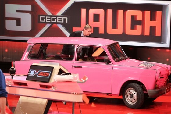 Prominente unter sich: Günther Jauch wirft einen Blick aufs Armaturenbrett des letzten Trabant.