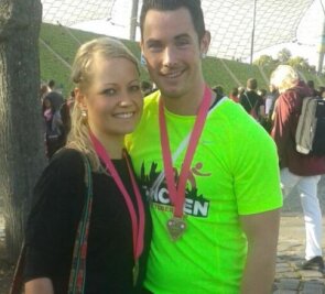 G'schafft: "LaufZeit"-Bloggerin meistert München-Marathon - Überglücklich im Ziel: Annemarie Claus und ihr Freund Oliver, der zusammen mit ihr den München-Marathon gelaufen ist.