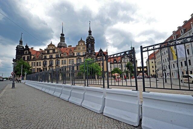 Ein Sicherheitszaun, der 80.000 Euro kostet, steht in Dresden vor dem Residenzschloss. Ab heute bis zum Freitag tagen hier die Finanzminister und Notenbankgouverneure der sieben führenden westlichen Industriestaaten (G7).
