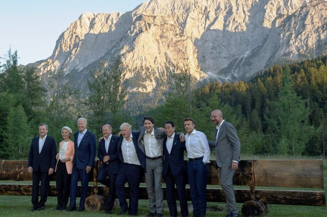 Schulterschluss vor Bergkulisse: Bundeskanzler Olaf Scholz (4. von links) mit den Staats- und Regierungschefs der G7-Länder und den Spitzen der EU. 
