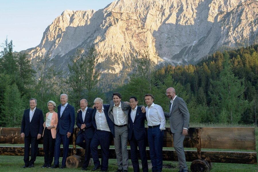 G7-Gipfel im Schloss Elmau: Bergidyll mit Kontrastprogramm - Schulterschluss vor Bergkulisse: Bundeskanzler Olaf Scholz (4. von links) mit den Staats- und Regierungschefs der G7-Länder und den Spitzen der EU. 