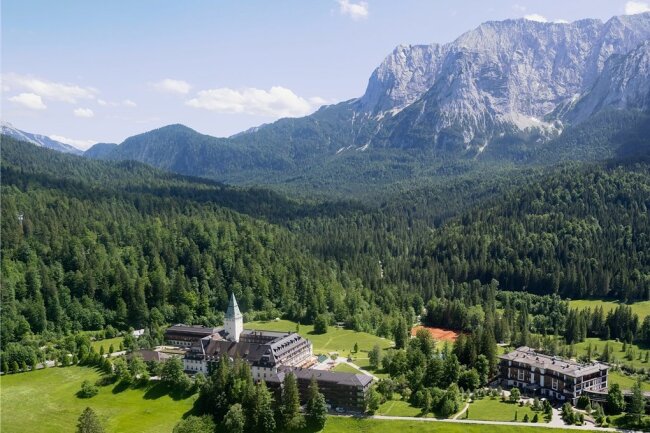 Schloss Elmau liegt auf 1008 Metern Höhe am Fuße des Wettersteingebirges in Oberbayern. Die Staats- und Regierungschefs der sieben größten westlichen Industriestaaten kommen hier ab Sonntag zusammen. 