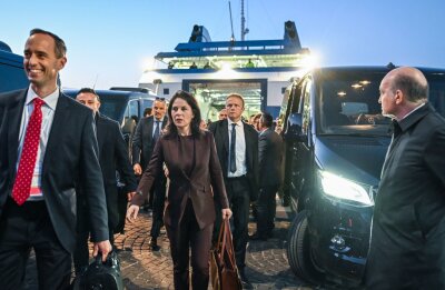 G7-Treffen: Baerbock warnt vor "Eskalationsspirale" - Von Israel nach Italien: Außenministerin Annalena Baerbock (M) kommt auf Capri mit der Fähre zu dem Treffen der G7-Außenminister an.