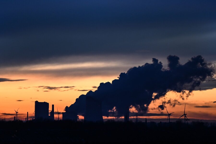 G7 wollen Kohleausstieg bis 2035 - Die Sonne ist hinter dem Braunkohlekraftwerk Niederaußem in NRW untergegangen.