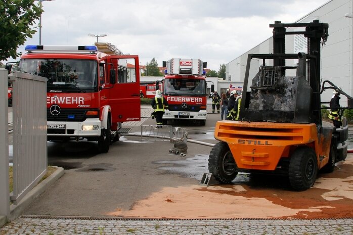 <p class="artikelinhalt">Großeinsatz der Feuerwehren am Montag in der Firma Swap in Frankenberg. Ein Gabelstapler, mit dem eine Papierrolle transportiert wurde, war in Flammen aufgegangen. </p>