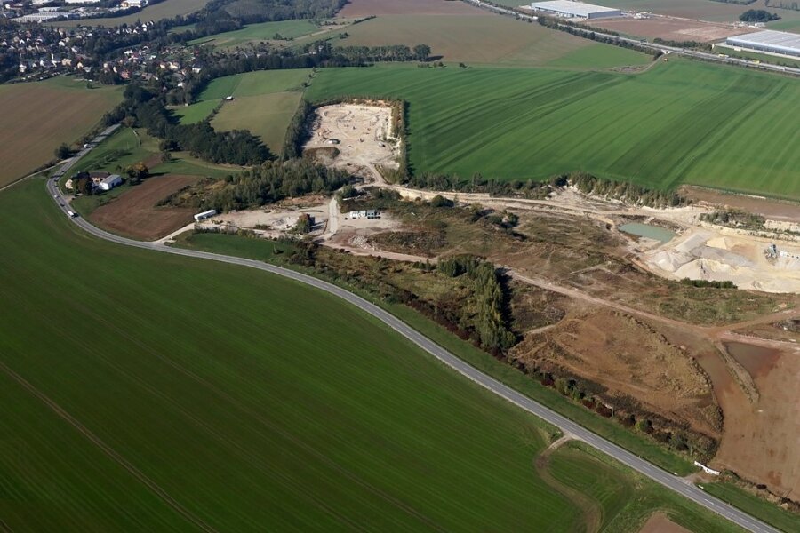 Gablenzer Bürgerinitiative enttäuscht: Petition gegen Bauschuttdeponie wird abgelehnt - Die Kiesgrube aus der Luft gesehen. Die Ortschaft Gablenz (links) liegt nur wenige Meter entfernt. 