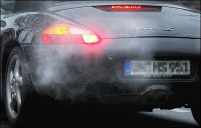 Gabriel sieht "Wettbewerbskrieg" - Die EU-Kommission stellt am heute ihre umstrittenen Klimaauflagen für Autobauer vor. Ab 2012 sollen Neuwagen im Schnitt nicht mehr als 120 Gramm Kohlendioxid (CO2) pro Kilometer erzeugen.                                      
