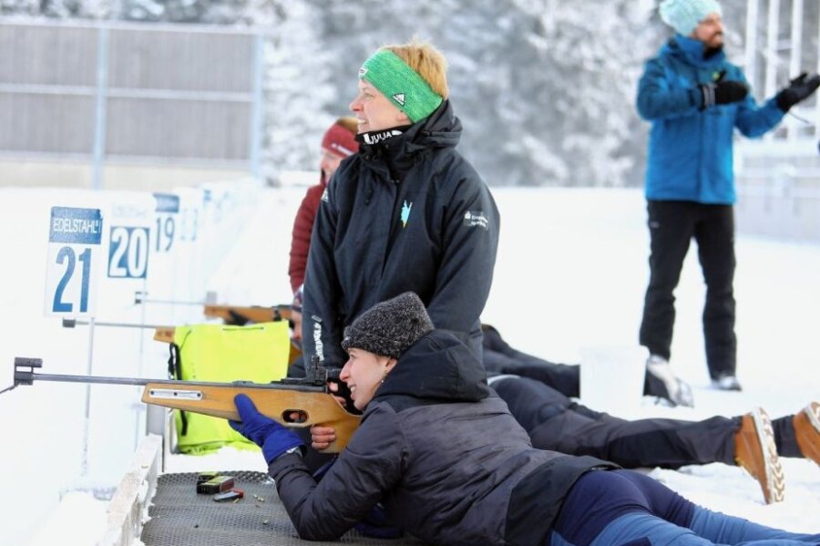 Gäste aus der Hauptstadt beweisen geschultes Auge - Helene Schöpf (vorn) war vom Biathlon begeistert. Katrin Hilbrich vom WSC Erzgebirge Oberwiesenthal stand der Berlinerin bei den Schießübungen mit Rat und Tat zur Seite. 