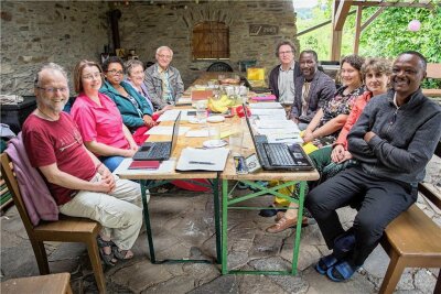 Gäste aus Tansania zu Besuch im Kirchenbezirk Marienberg - Gastgeber und Besucher bei einem Treffen im Zöblitzer Pfarrgarten.