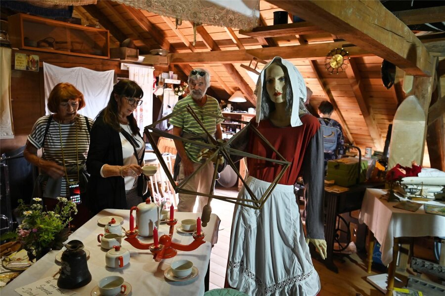 Gäste entdecken Vergangenes in der Lang-Mühle in Wiederau - Zum Deutschen Mühlentag hatte auch die die Lang-Mühle in Wiederau für Besucher geöffnet.