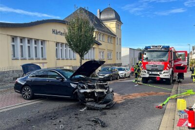 Gaffer stören Einsatz der Feuerwehr Geringswalde - Am Sonntagvormittag krachten zwei Autos an der Mittweidaer Straße zusammen. Gaffer störten den Einsatz.