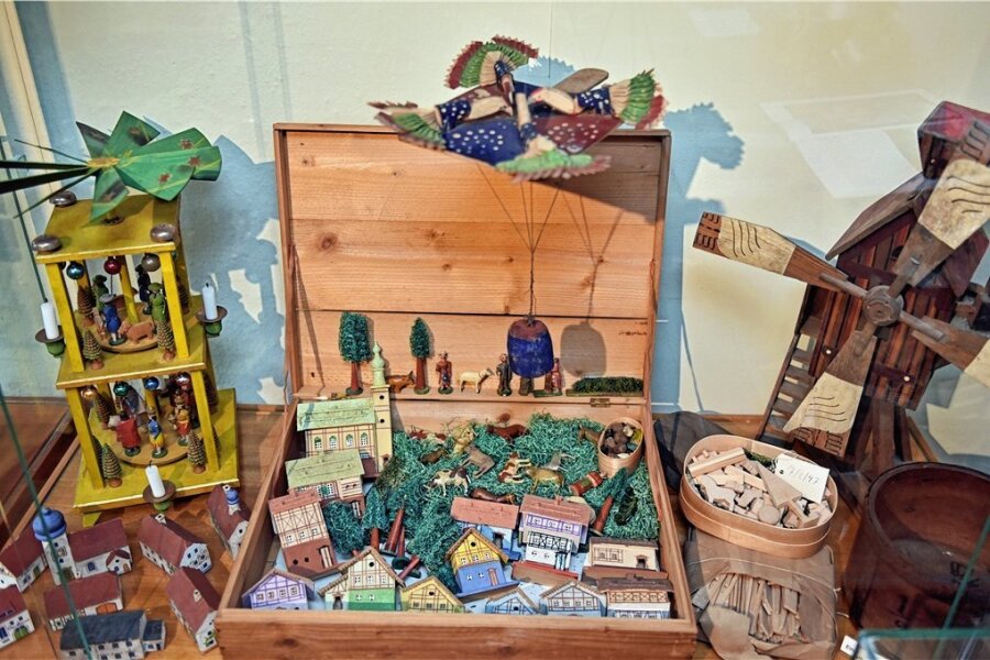Gahlenz: Dorfmuseum zeigt Spielzeug der Großeltern - Die Sonderschau zeigt unter anderem Holzhäuser und Dorfkulisse aus dem Spielekoffer. 