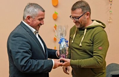 Gahlenz hat neuen Ortsvorsteher - Oederans Bürgermeister Steffen Schneider (l.) gratulierte dem neuen Ortsvorsteher Thomas Scheumann. 