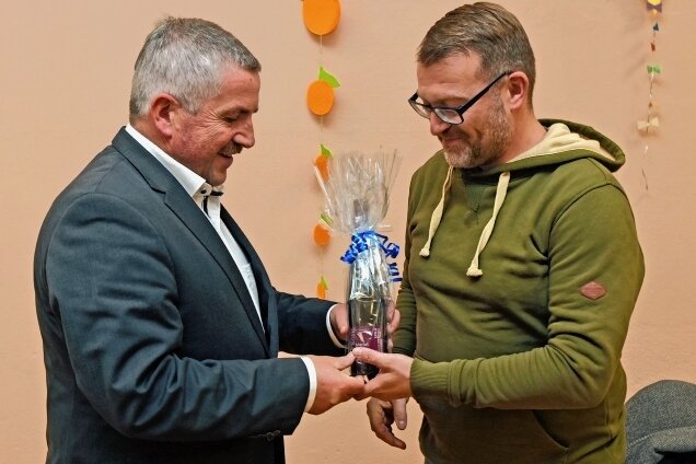 Gahlenz hat neuen Ortsvorsteher - Oederans Bürgermeister Steffen Schneider (l.) gratulierte dem neuen Ortsvorsteher Thomas Scheumann. 