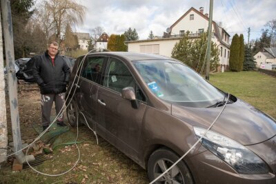 Gahlenz: Stromleitung fällt auf Pkw - Auf das Auto des Gahlenzers Uwe Jähnig war die gerissene Stromleitung gefallen. Ein Baum war auf die Leitung gestürzt. 