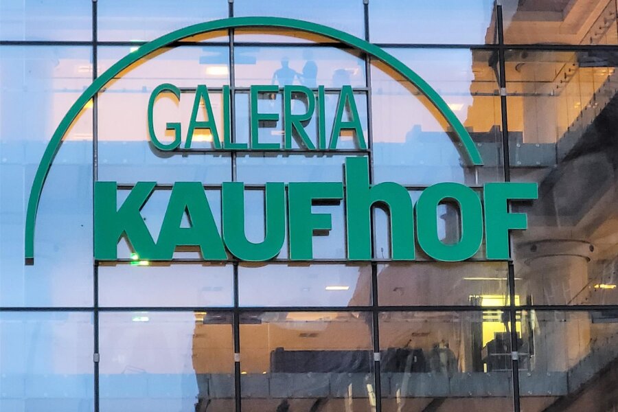 Galeria-Aus in Chemnitz: Zwischen Kündigungen und „Alles muss raus“ - Noch drei Monate, dann ist die Galeria-Kaufhof-Filiale in Chemnitz Geschichte. Was bis dahin alles noch ansteht.