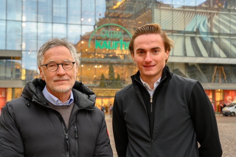 Die Investoren Kurt Krieger (links) und sein Sohn Konrad vor dem von ihnen erworbenen Kaufhausgebäude.