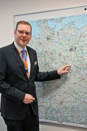 Galeria-Chef: Wie er seine Mitarbeiter in der Krise motiviert und warum er in Chemnitz bleiben möchte - Die Deutschlandkarte im Büro von Torsten Dunkelmann zeigt die Orte, an denen er in einem Kaufhaus gearbeitet hat. Er sagt, dass er gern nach Chemnitz gekommen sei und bleiben will. 