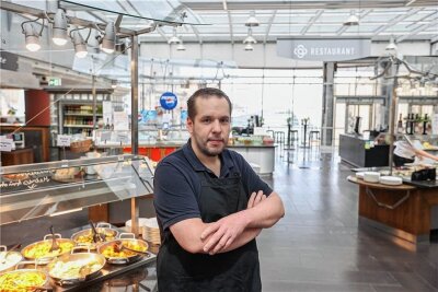 Galeria in Chemnitz: Eine Restaurant-Ära geht zu Ende - Claus Urban war seit zwei Jahren Restaurantleiter im Chemnitzer Kaufhaus. Von seiner Mannschaft seien einige seit der Eröffnung im Jahr 2001 dabei, sagt er. Das Motto für die letzten sieben Monate: „Wir ziehen durch bis zum Schluss.“