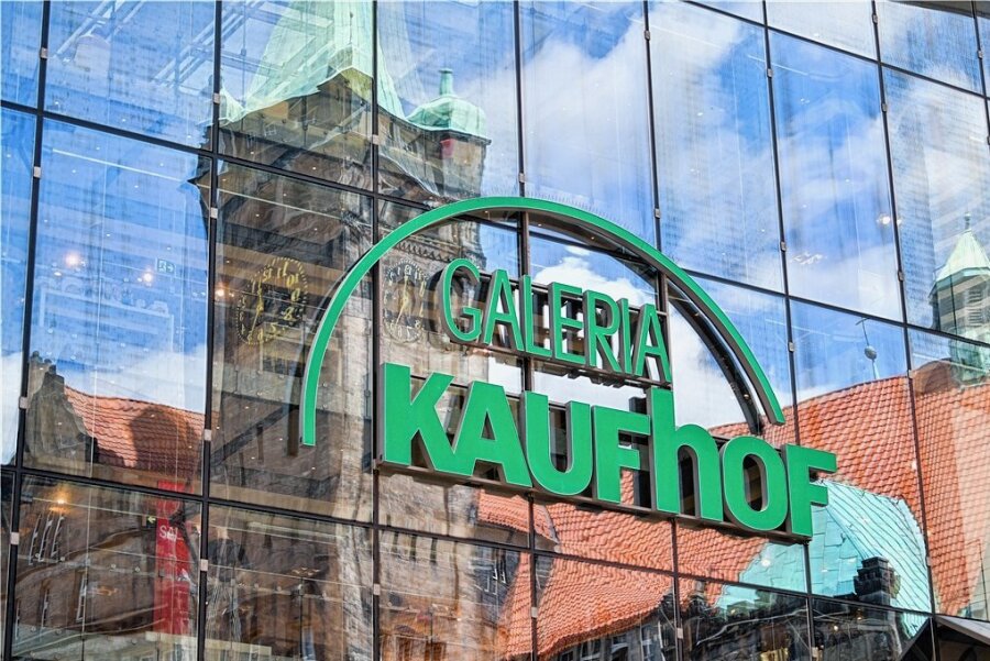 Galeria in Not: Zweifel an neuen Krediten für Warenhauskonzern - Der Turm des Rathauses spiegelt sich in der Fassade des Chemnitzer Warenhauses von Galeria Karstadt Kaufhof. Vor gut zwei Jahren sollte es geschlossen werden, blieb aber dann doch erhalten. 