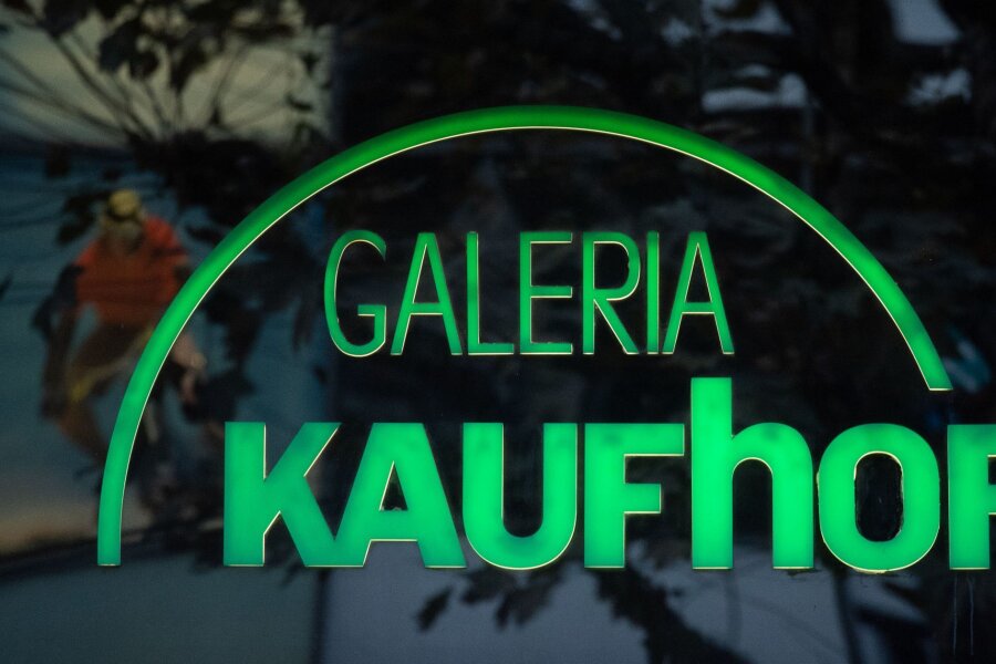 Galeria schließt 16 seiner 92 Warenhäuser - Das Logo der Warenhauskette Galeria Kaufhof ist an einer Filiale zu sehen.