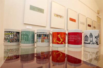 Galerie e.o.plauen zeigte kleine Weihnachtstipfl-Entwurfsausstellung - In der Ausstellung im Erich-Ohser-Haus sind auch Tassen mit den Motiven zu sehen, die jetzt zur Wahl standen.