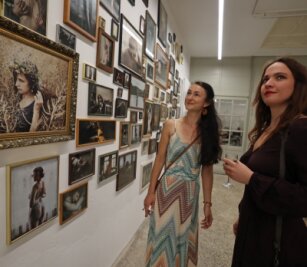 Galerie Forum K zeigt Frauenbilder - Fotografin Kristin Lehmann (rechts) führt Catharina Schubert durch ihre Werkschau, die derzeit in der Galerie Forum K an der Neundorfer Straße 4 zu sehen ist. 