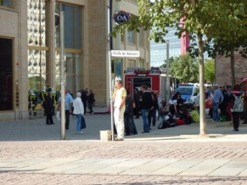 Galerie Roter Turm in Chemnitz evakuiert - Mittagspause unterbrochen: Besucher und Mitarbeiter mussten die Galerie Roter Turm verlassen