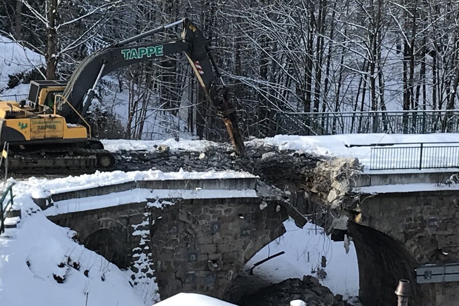 Galgenfrist für Rechenhausbrücke abgelaufen: Abrissbagger frisst sich in altes Bauwerk - Die alte Rechenhausbrücke bei Bockau wird abgerissen.