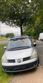 Galgenfrist für Schrottauto - Der rote Punkt auf der Frontscheibe verrät es: Noch bis 1. September hat der Halter des Autos Zeit, das Fahrzeug abzuholen. 