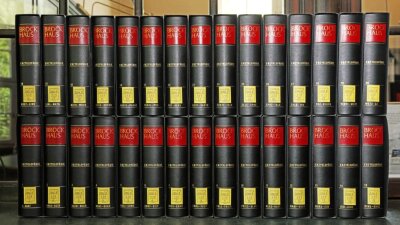 Ganoven treiben Schindluder mit Lexika-Sammelbänden - Brockhaus-Bücher, fotografiert in der Zwickauer Ratsschulbibliothek. 