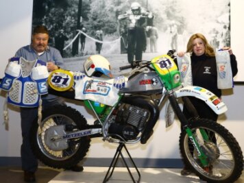 Ganz besondere Exponate fürs künftige Enduro-Museum - Fördervereinsmitglied Dajana Kunze ist überwältigt. Achim Ambrosius überlässt dem Museum unter anderem die Motorradkleidung von Endurofahrer Andreas Cyffka. 