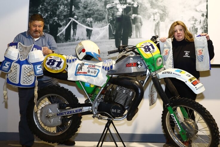 Ganz besondere Exponate fürs künftige Enduro-Museum - Fördervereinsmitglied Dajana Kunze ist überwältigt. Achim Ambrosius überlässt dem Museum unter anderem die Motorradkleidung von Endurofahrer Andreas Cyffka. 