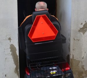 "Ganz herzlichen Dank an die Leser" - Passt auf den Zentimeter: Uwe Sommerfeldt fährt den Scooter ins Kellerabteil unter seiner Wohnung.