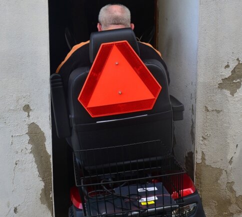 Passt auf den Zentimeter: Uwe Sommerfeldt fährt den Scooter ins Kellerabteil unter seiner Wohnung.