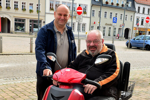 "Ganz herzlichen Dank an die Leser" - Uwe Sommerfeldt aus Frankenberg mit seinem neuen Rollstuhl-Fahrzeug, übergeben von Lutz Dick (l.) von Reha-aktiv aus Chemnitz.