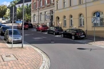 Ganz Mittelsachsen in einer App zu finden - Straßen in Frankenberg: Die Autokennzeichen sind unlesbar.