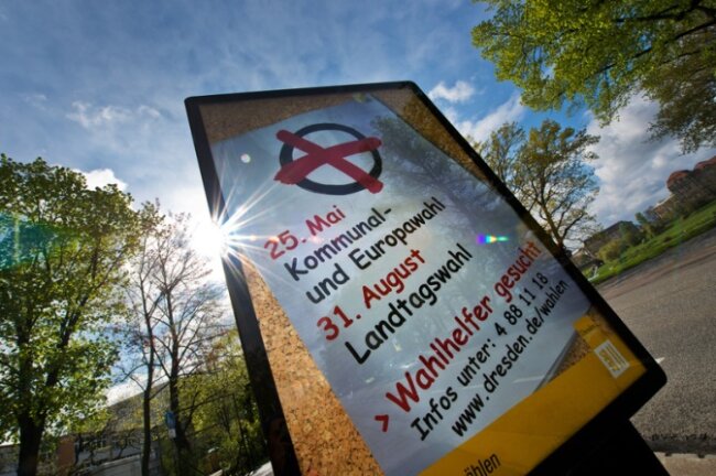 Mit einem Plakat werden in Dresden Wahlhelfer für die anstehenden Kommunal- und Europawahlen am 25. Mai 2014 und die Landtagswahl in Sachsen am 31. August 2014 gesucht.
