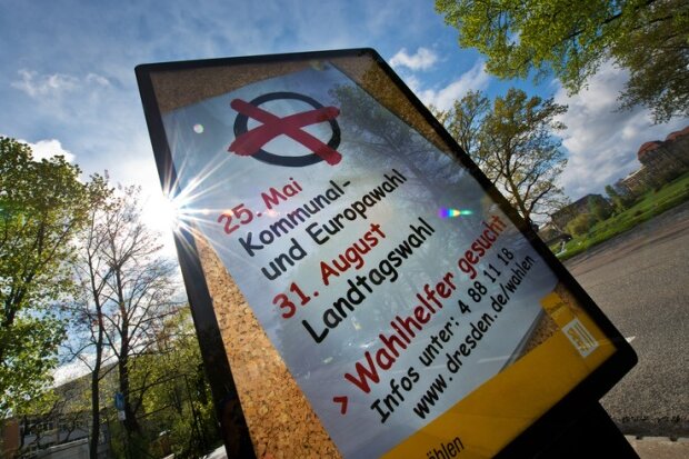 Mit einem Plakat werden in Dresden Wahlhelfer für die anstehenden Kommunal- und Europawahlen am 25. Mai 2014 und die Landtagswahl in Sachsen am 31. August 2014 gesucht.