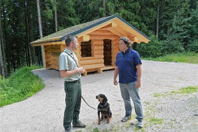 Ganz nah beim Wurzelrudi: Neue Schutzhütte in Eibenstocker Wandergebiet - Clemens Weiser vom Forstbezirk Eibenstock (links), und Alexander Hodeck an der neuen Schutzhütte.