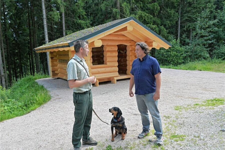 Ganz nah beim Wurzelrudi: Neue Schutzhütte in Eibenstocker Wandergebiet - Clemens Weiser vom Forstbezirk Eibenstock (links), und Alexander Hodeck an der neuen Schutzhütte.