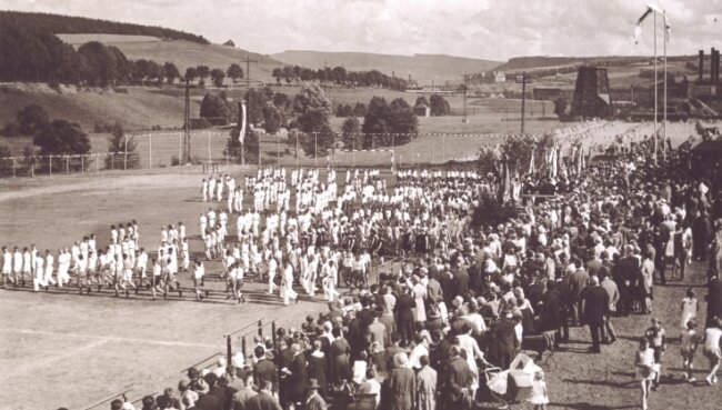 Ganz Neuwelt feiert vor 90 Jahren seinen Turnplatz - Das Bild vermittelt einen Eindruck von der Sportplatzweihe, die mit Festumzug und Bezirksturnfest verbunden war. 