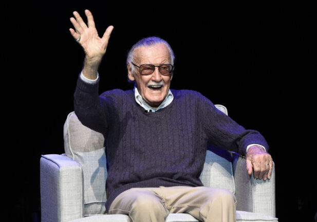 Ganz normale Superhelden - Comicautor Stan Lee ist tot - Stan Lee, Erfinder von Comicfiguren wie «Spider-Man» und «Iron Man», winkt während der Gala «Extraordinary: Stan Lee» zu seinen Ehren.