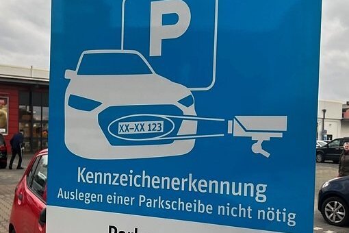 Ganz ohne Parkscheibe: Auf einem Werdauer Parkplatz wird mit Kennzeichenerkennung kontrolliert - Mit dem Schild wird über die Überwachung des Parkplatzes informiert.
