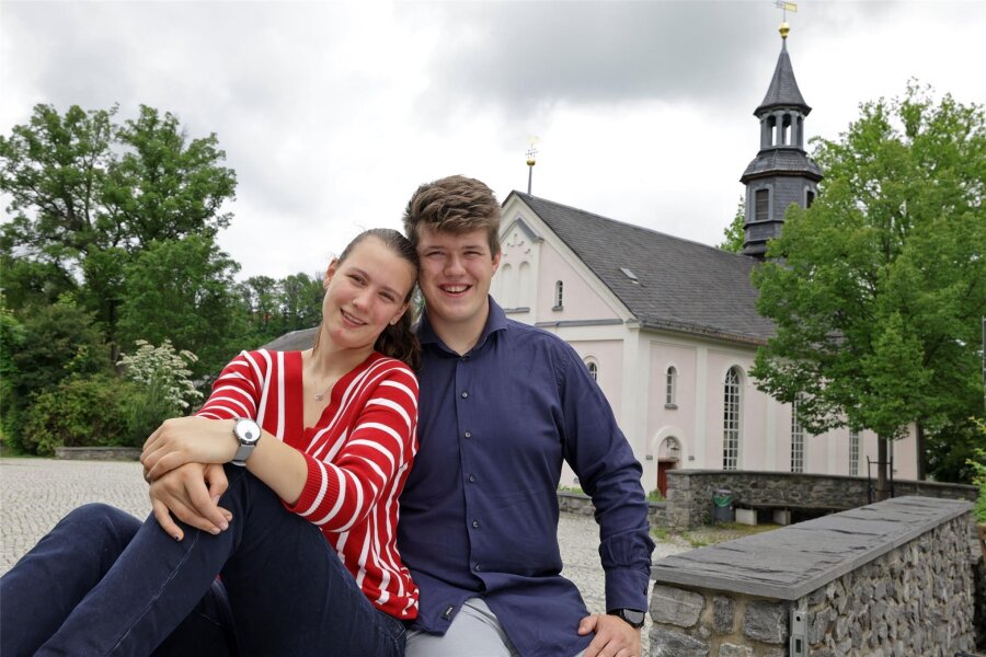 Ganz ohne Tinder: Wie man auf dem Dorf die große Liebe findet - Lilly Waldinger und Felix Meinelt aus Rödlitz sind seit eineinhalb Jahren ein Paar. Dass es gefunkt hat, daran hat die Kirche im Hintergrund einen nicht unwesentlichen Anteil.
