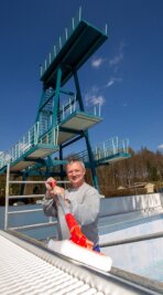 Ganzes Freibad zu vermieten: Idee gegen den Coronablues - Im Haselbrunner Freibad in Plauen macht Schwimmmeister Steffen Köhler schon mal alles klar für den Start in die Badesaison. 