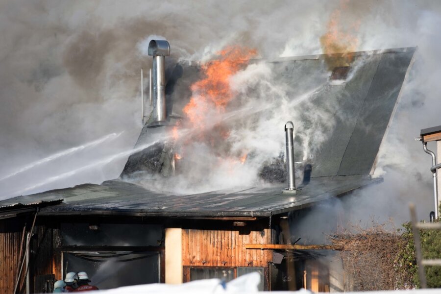 Garage brennt- 45  Feuerwehrleute im Einsatz - 