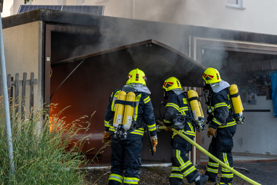 Garage brennt in Treuen aus - Am Montagabend brannte eine Garage in Treuen aus.
