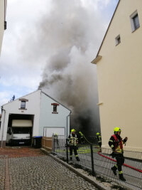 Garage geht in Flammen auf - Nachbarn in Sicherheit gebracht - 
